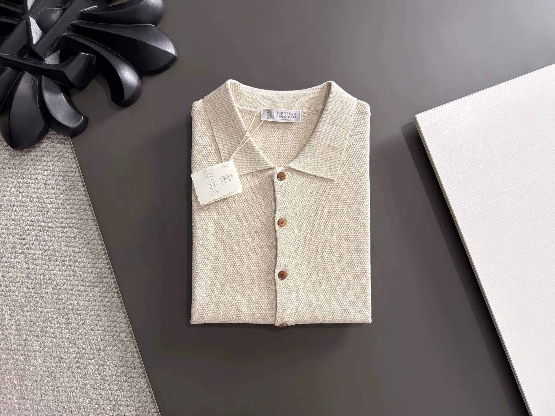 Next day shipment BC high quality-Brunello Cucineli 26ss New Arrival men's short-sleeved T-shirt. Like LP, it belongs to the same old-money style top brand. New Arrival is a top-notch brand. New Arrival Original men's casual short-sleeved. Made of combed cotton yarn knitted cotton-like fabric. Exclusive Premium custom-controlled raw materials. It feels substantial when weighed. The upper body is also more textured than ordinary T-shirts. Fashionable Versatile Hot Sale, skin-friendly and comfortable to wear, premium boutique, exquisite workmanship from Factory, great upper body, essential item for men, complete with three standards Sizes M-3XL